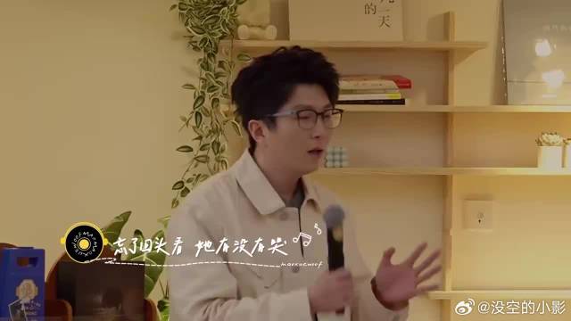 毛晓彤唱歌，张彬彬非要拉狗给她伴舞，结果被狗猛亲一口