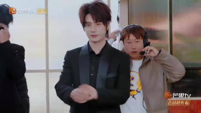 苏醒笑到失控，王栎鑫被调侃会点笑穴