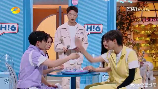 毛晓彤终于泼到一回，檀健次毛晓彤，兴奋得跳起舞