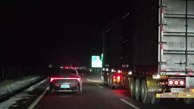 高速上遇到快车道龟速车和大货车并行，这种情况应该怎么办？