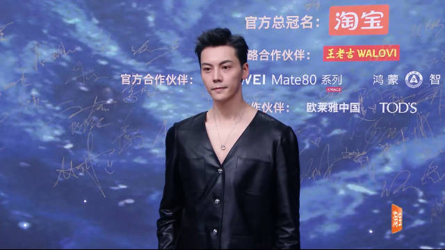 2025微博之夜 陈伟霆亮相红毯