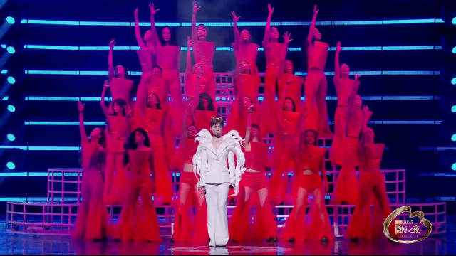 李宇春 微博之夜 演唱《冬泳》 歌颂女性力量 李宇春