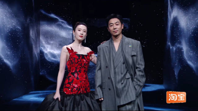 2025微博之夜童瑶、朱亚文亮相红毯