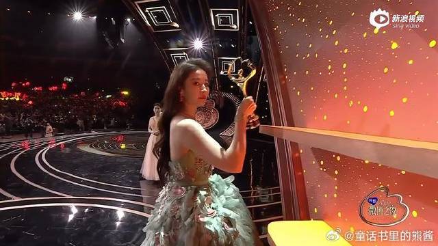 视频：2022微博之夜 刘亦菲 李华 张若昀获得微博年度品质演员荣誉