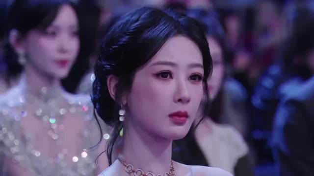 微博之夜众星云集，杨幂帮杨紫整理裙摆引关注