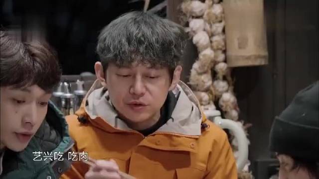 何炅让张艺兴吃最有一块排骨，张艺兴：来妹妹吃