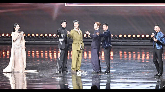 白敬亭陈伟霆王嘉尔模仿吴京经典动作