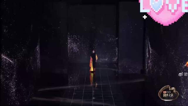 惠英红橙红斗篷加身，从容大气