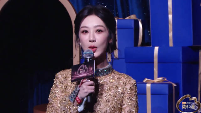 杨紫携白菊应援扇亮相红毯，与陈芋汐互换礼物