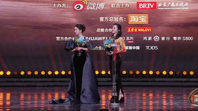 微博之夜 杨幂：祝大家2026一切顺利，新年快乐 姚晨：恭喜我自己，恭喜幂幂