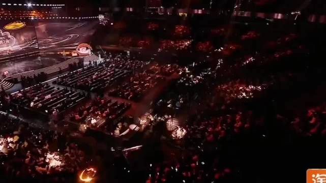 杨紫获得微博之夜年度口碑演员，杨紫帮雷佳音保管奖杯恭喜你们