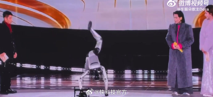 撒贝宁在当时是如何用一句话化解机器人摔倒的尴尬局面的？