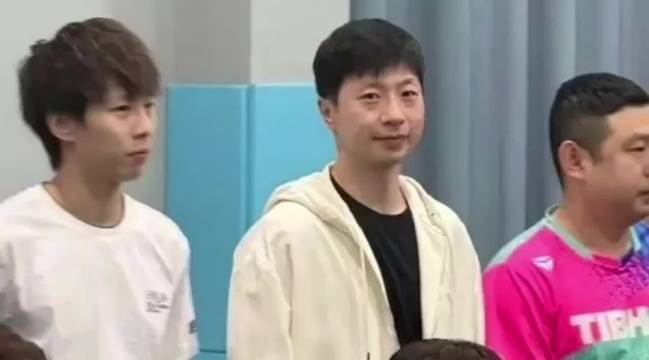 马龙林高远同框现身朋友球馆