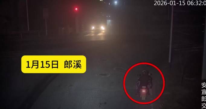 电动车撞碎公交车前挡风 幸“盔”戴了