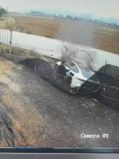 视频：东风奕派eπ007侧滑后底部擦挂引发自燃