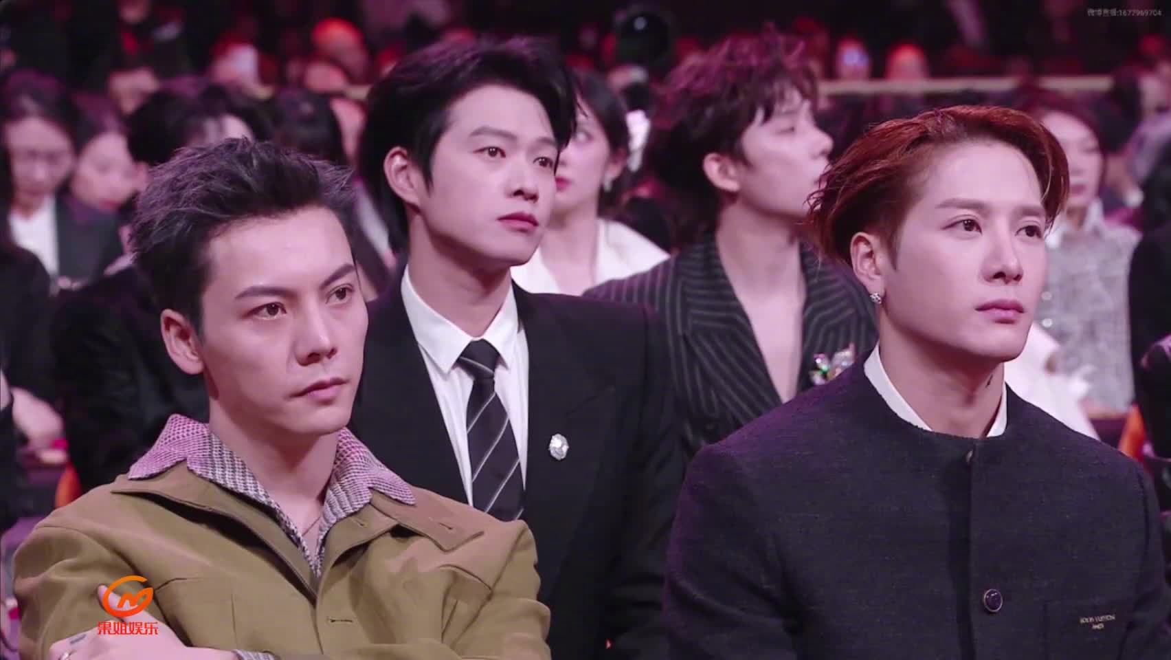 魏大勋王嘉尔陈伟霆三位帅哥微博之夜内场同框， 芒果娱乐
