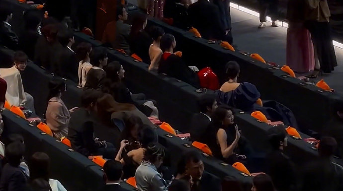 杨幂为和宋祖儿聊天身子斜得快躺下？微博之夜热聊姿势爆笑出圈