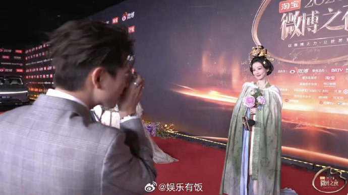 杨紫和李现走红毯的‘纯元CP’造型照，被网友P成了什么样的结婚照？