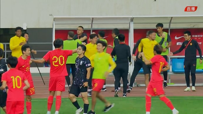 中国U19男足主教练久尔杰维奇在本场比赛中使用了什么战术阵型？