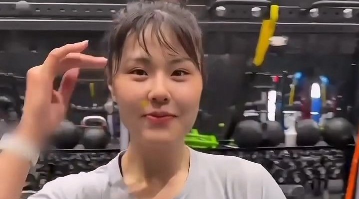 李月汝与体能教练合拍短视频喊话2026相信自己