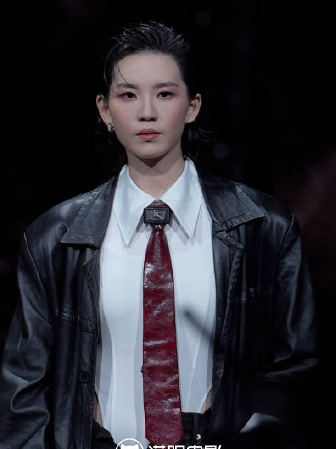 合诗雨Hermia @陆柯燃K 四人集体亮相微博之夜红毯，四位同框好养眼