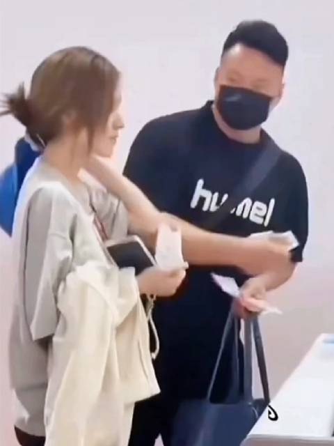 赵露思下班换装御寒，上车前向粉丝挥手致意