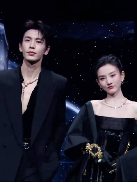 宋祖儿张凌赫携手亮相红毯引期待