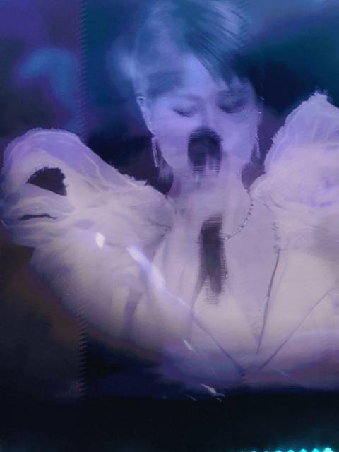 在演唱《冬泳》，好听