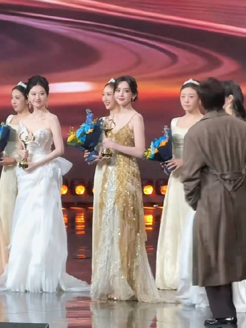 微博之夜的娜扎上台领奖真的好美，她表示：“2026年我相信会更好的”