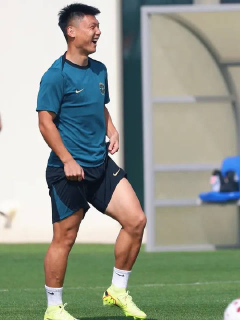 方昊更新社交媒体，训练中轰出世界波