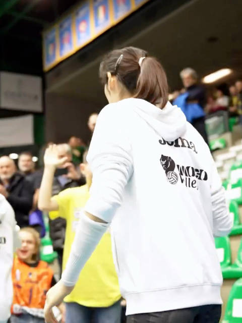 科內利亚诺球员进场