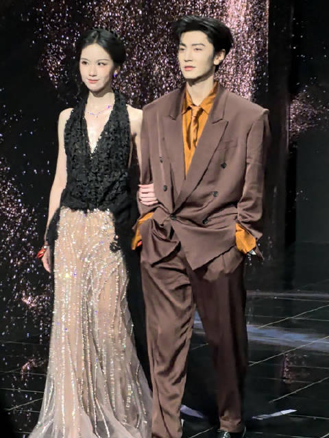陈都灵陈哲远亮相微博之夜红毯，新剧《翘楚》《月鳞绮纪》优酷预约
