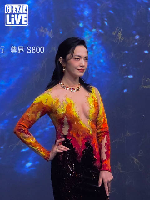 大胆尝试烈焰长裙，明艳夺目，完全是大女主级别！