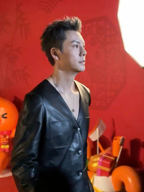 陈伟霆侧颜优越引热议