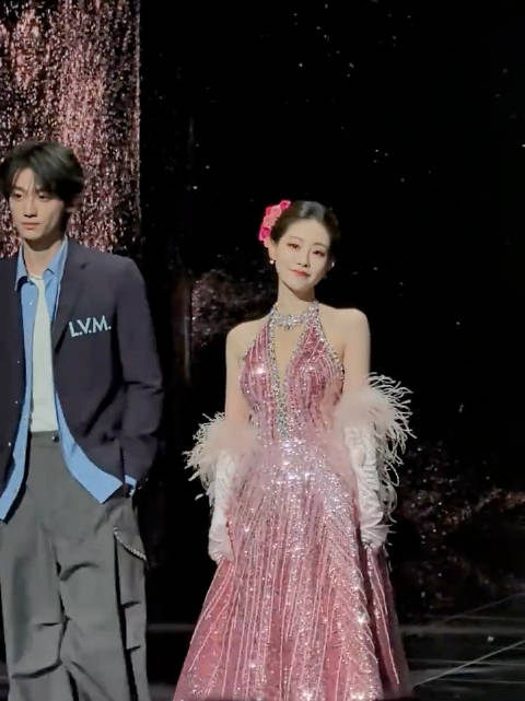 微博之夜祝绪丹的裙子太闪亮了，有种富贵花开仙女降临的感觉！