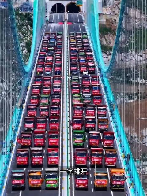 这么多卡车停在桥上，不是事故，是在测桥会不会塌？