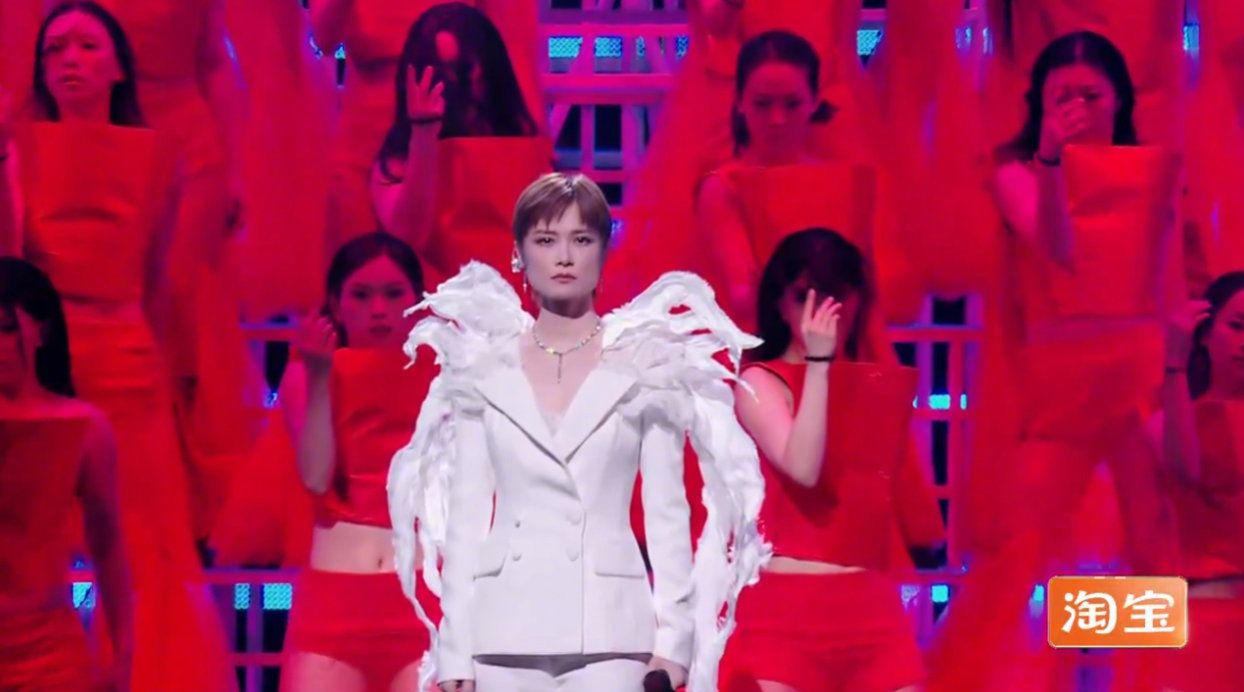 李宇春演唱《冬泳》舞台 好听！