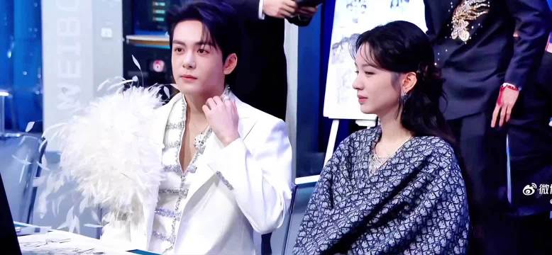 周也曾舜晞微博之夜热聊，曾舜晞羽毛造型吸睛