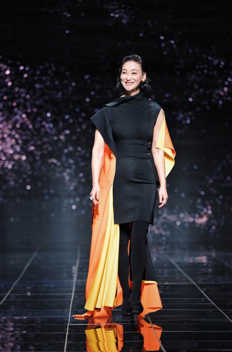 66岁惠英红惊艳红毯！橙红斗篷女王范，现场比心反差萌看呆网友