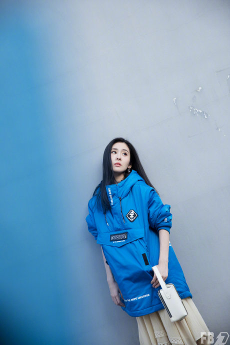 张碧晨被粉丝称为“冷脸撒娇”的私服穿搭，具体有哪些单品和搭配秘诀？