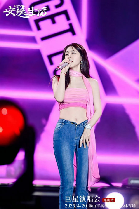 张碧晨私服走红：“冷脸撒娇”式酷感穿搭，引5亿围观！