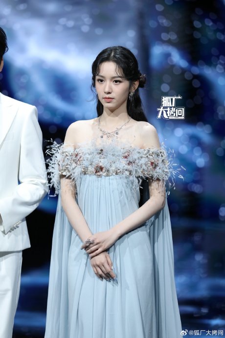 除了王玉雯、白鹿、宋轶，还有哪些明星在微博之夜被拍到表现出很冷的样子？