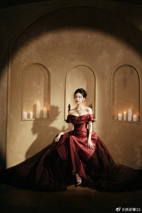 景甜在活动中佩戴的颈链是什么品牌，有什么设计巧思？