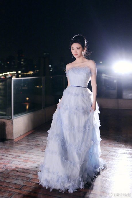 景甜惊艳亮相，凭“天鹅颈直角肩”再度封神？