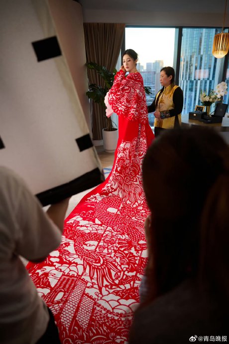 曾黎穿的那件7米剪纸长裙，设计师是谁？背后有什么故事？