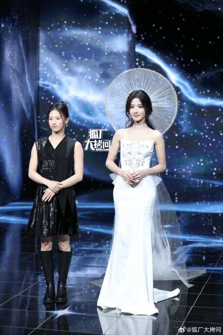 卢昱晓和陈芋汐在微博之夜红毯上的具体互动细节是怎样的？