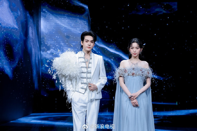 曾舜晞周也羽毛造型引爆微博之夜