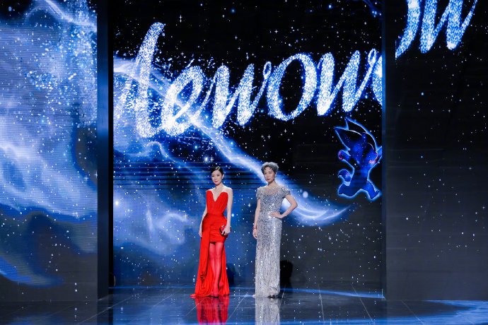 叶童与佘诗曼在微博之夜上互动细节有哪些？