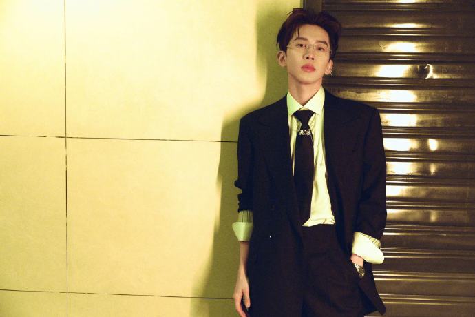 费启鸣西装造型引爆热搜：从综艺喜剧人到矜贵精英的无缝切换