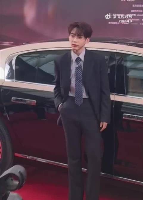 费启鸣西装造型气场全开，邻家弟弟秒变精英霸总